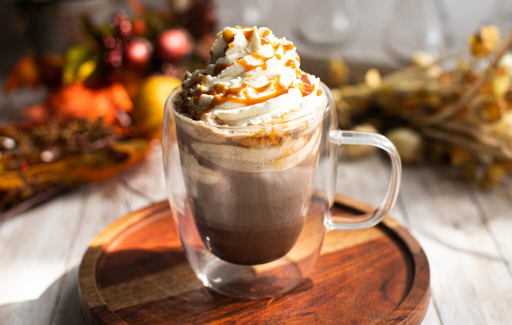 نوشیدنی گرم زمستانی کارامل موکا