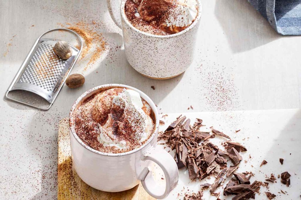 شکلات داغ و مارشمالو از نوشیدنی های گرم زمستانی